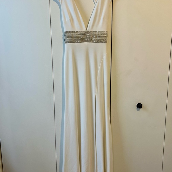 Xscape White Sheath Embellished V Neck Gown Dress size 6 - Picture 2 of 9